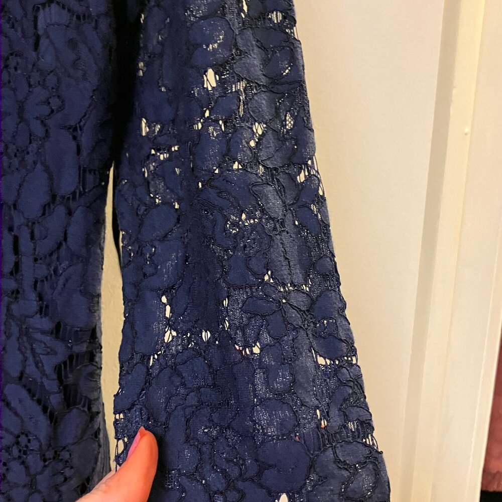 Vince Camuto Navy Lace Overlay Shirttail Hem Shift Designer Dress - Picture 6 of 8